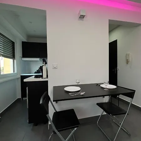 Moonpink - Basel - Airport - Highquality *